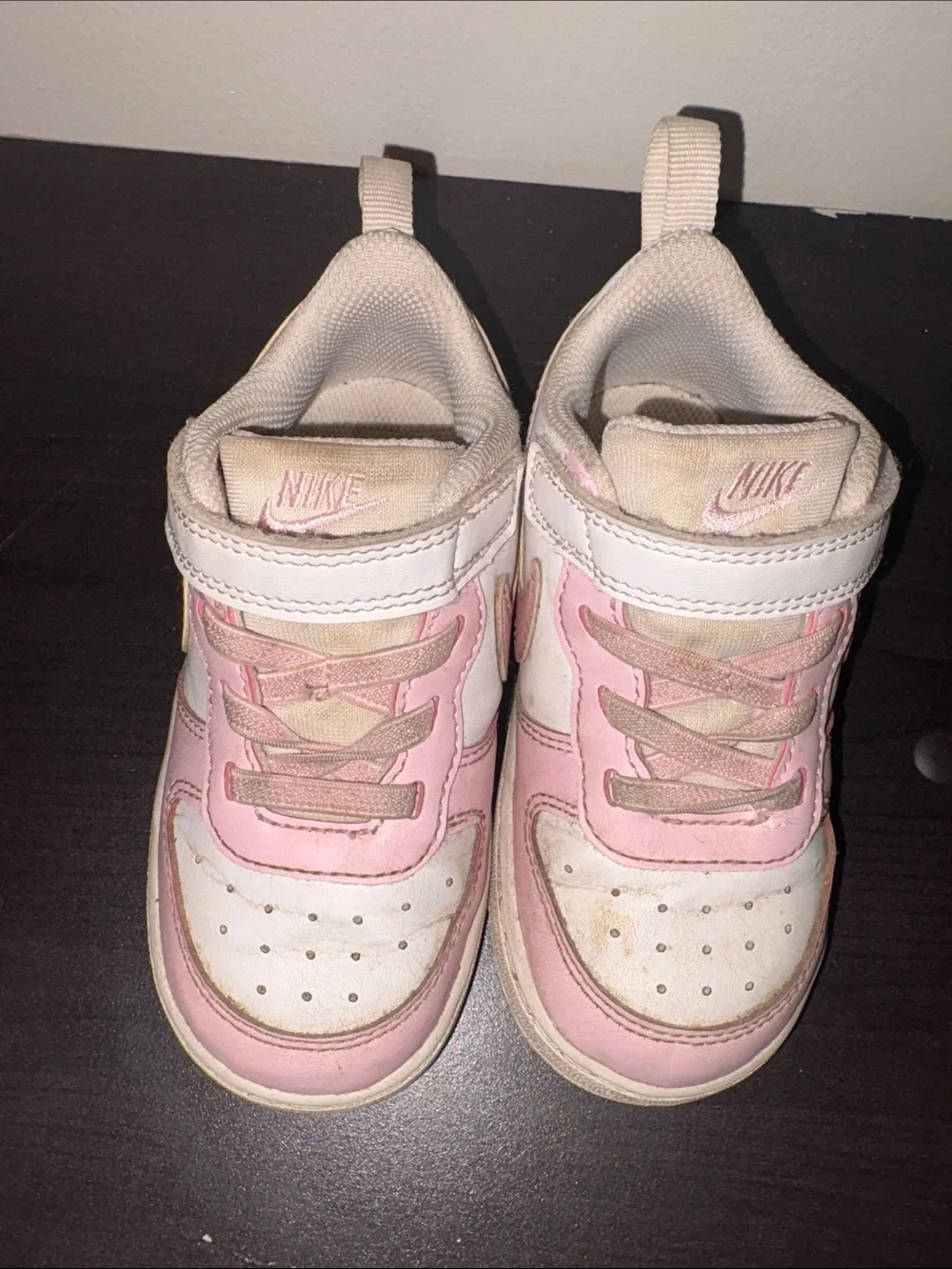 Nike Kids White and Pink Low-Top Sneakers with Hook-and-Loop Strap